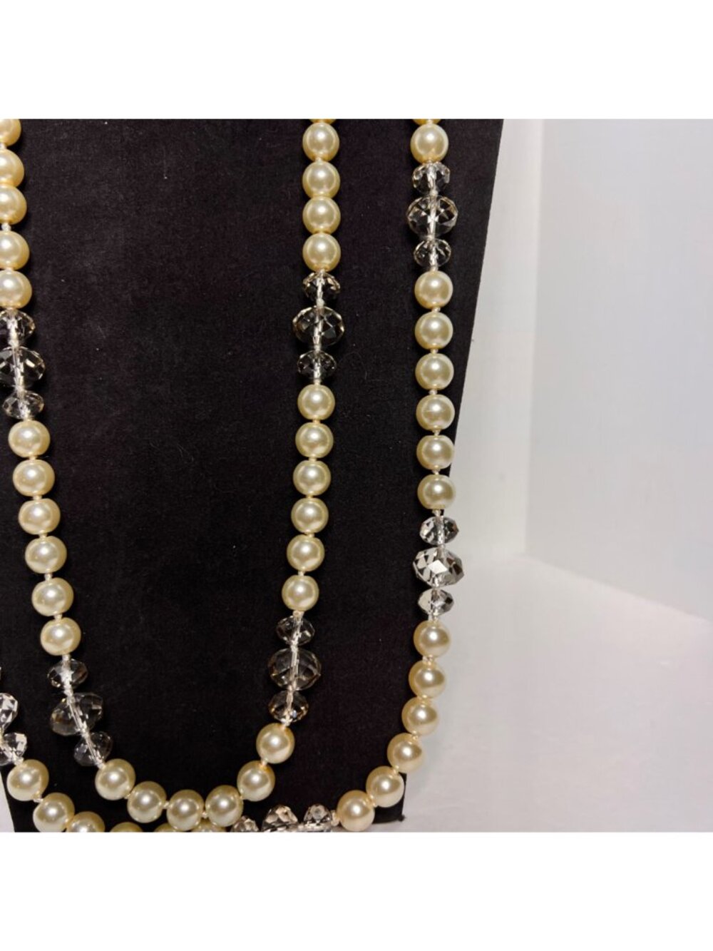 Single Strand Faux Pearl And Clear Faceted Crystal Like Beaded Necklace (6348) - Picture 4 of 7